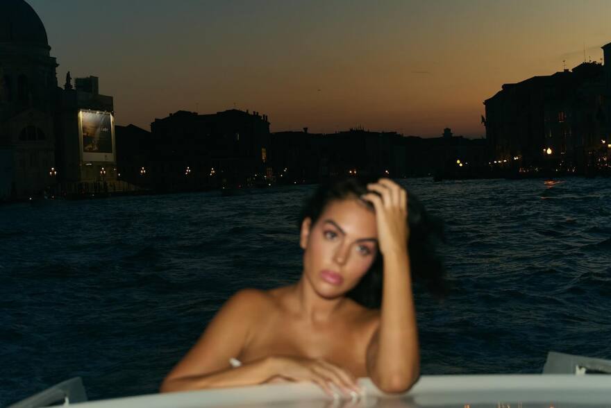 Τζορτζίνα Ροντρίγκεζ: Με βαθύ ντεκολτέ στις νέες φωτογραφίες της από τη Βενετία