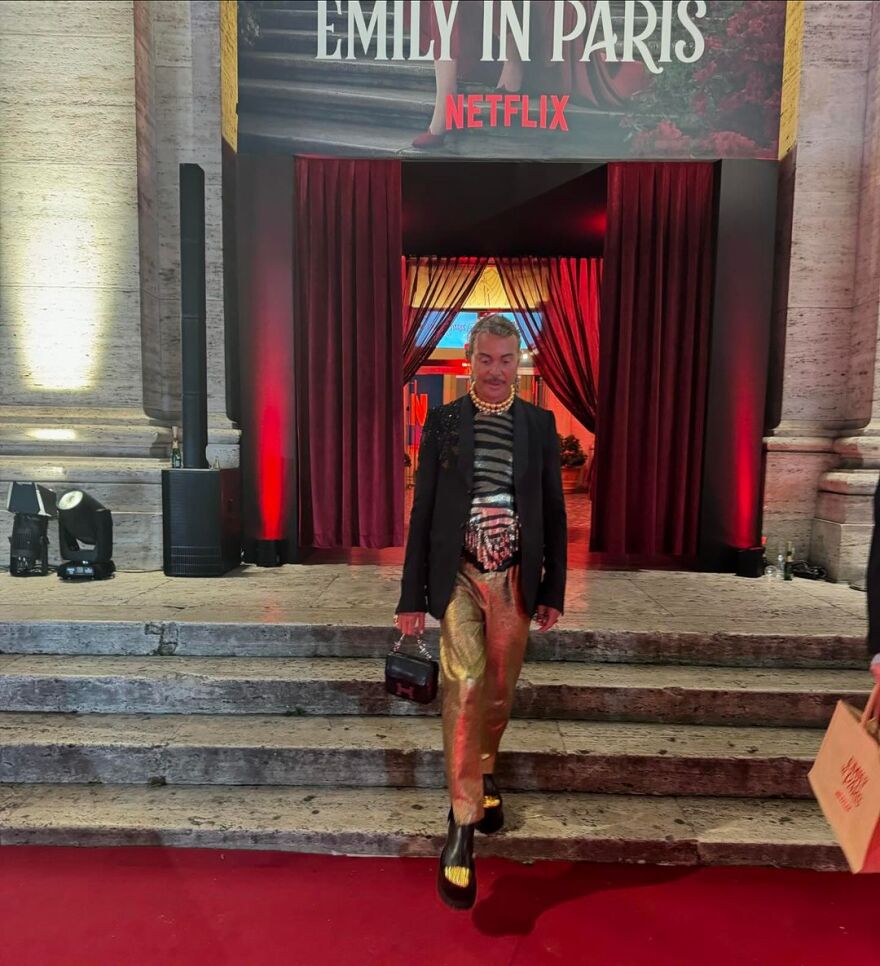 O Λάκης Γαβαλάς καλεσμένος στο πάρτι της σειράς Emily in Paris του Netflix 