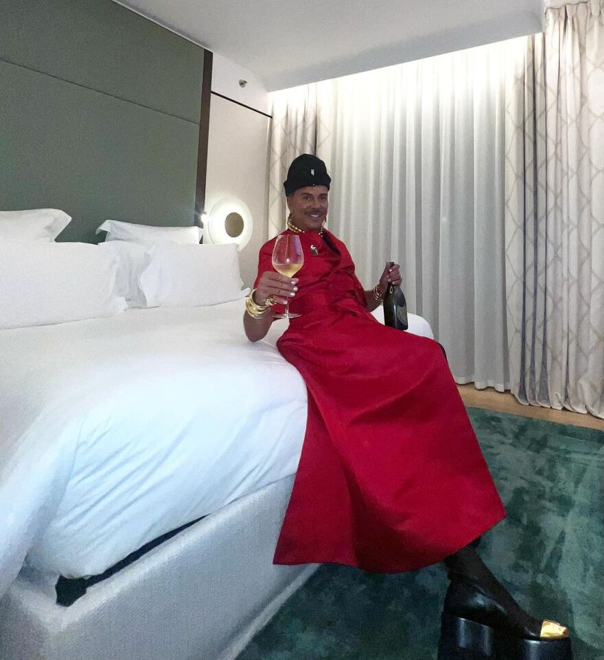 O Λάκης Γαβαλάς καλεσμένος στο πάρτι της σειράς Emily in Paris του Netflix 