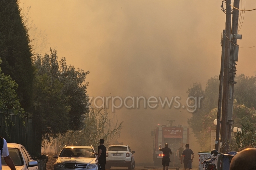 Οριοθετήθηκε η φωτιά που ξέσπασε στον Πλατανιά Χανίων κοντά σε ξενοδοχεία και σπίτια