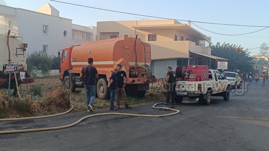 Οριοθετήθηκε η φωτιά που ξέσπασε στον Πλατανιά Χανίων κοντά σε ξενοδοχεία και σπίτια