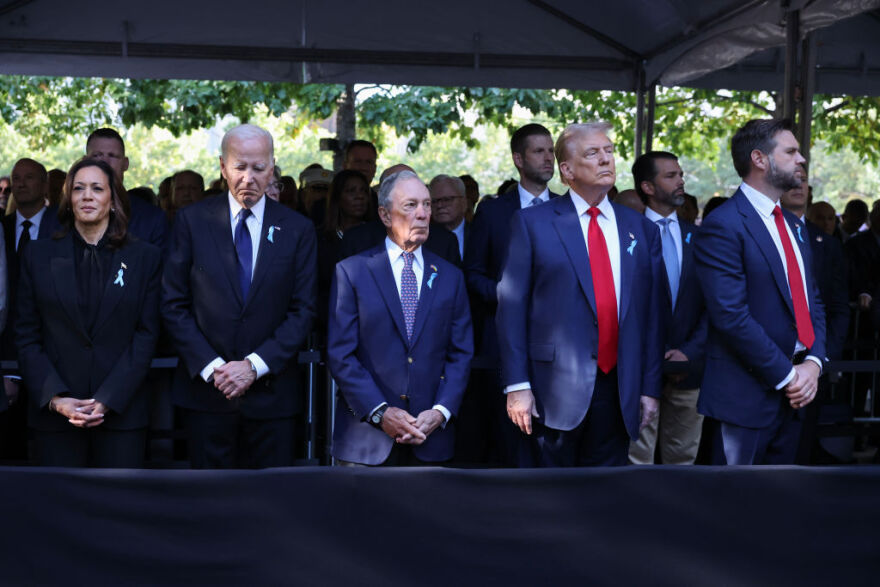 Ντόναλντ Τραμπ - Κάμαλα Χάρις: Η ψυχρή χειραψία στην εκδήλωση μνήμης για την 11η Σεπτεμβρίου - Ανάμεσά τους ο Μπάιντεν, δείτε βίντεο