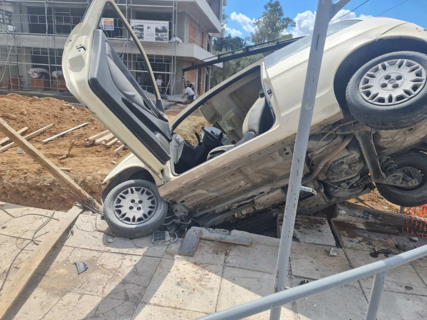 Κηφισιά: Βίντεο από την επεισοδιακή καταδίωξη κλεμμένου ΙΧ - Εμβόλισε περιπολικό, κατέληξε σε κολώνα