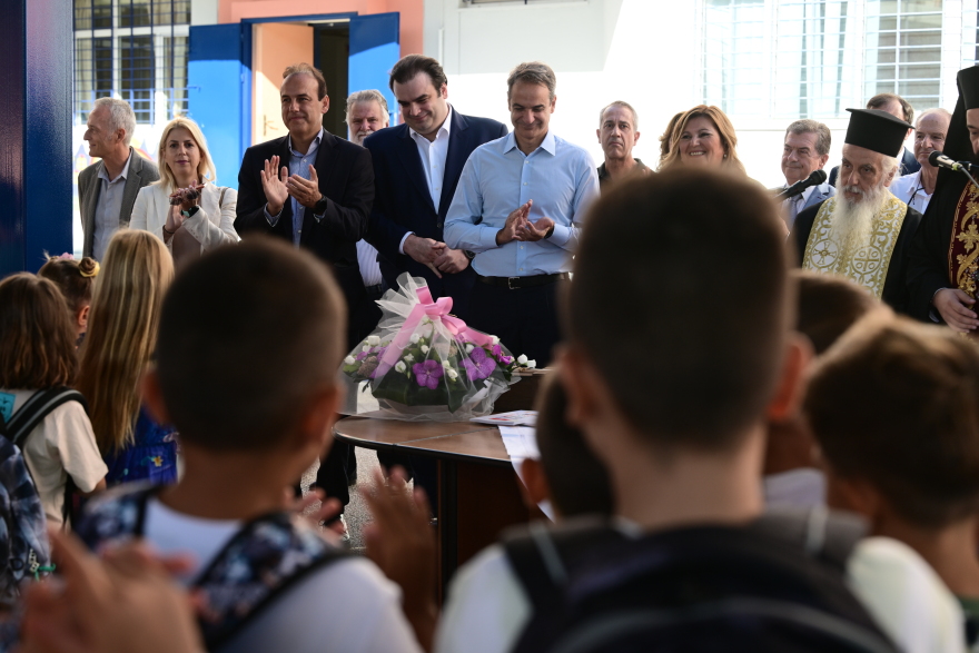 Σχολική χρονιά 2024: Σε δημοτικό σχολείο στη Γλυφάδα ο πρωθυπουργός Κυριάκος Μητσοτάκης