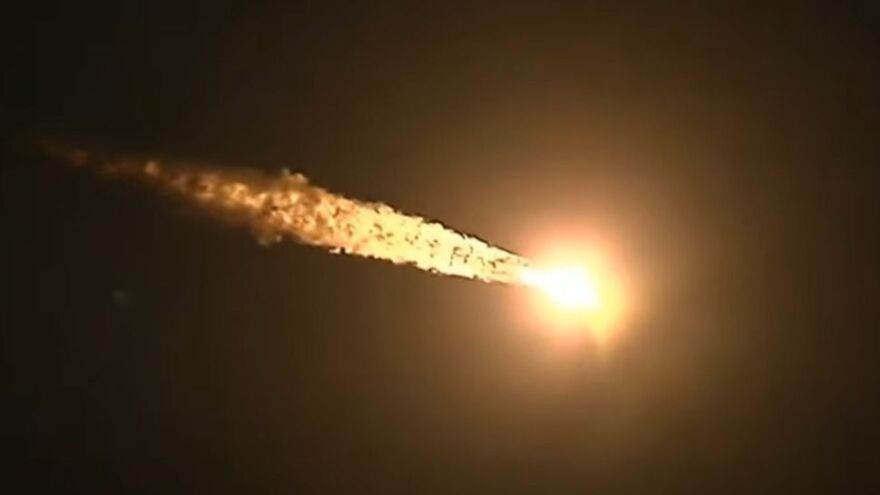 Το διαστημόπλοιο Soyuz μεταφέρει δύο Ρώσους κοσμοναύτες και έναν Αμερικανό αστροναύτη στον Διεθνή Διαστημικό Σταθμό