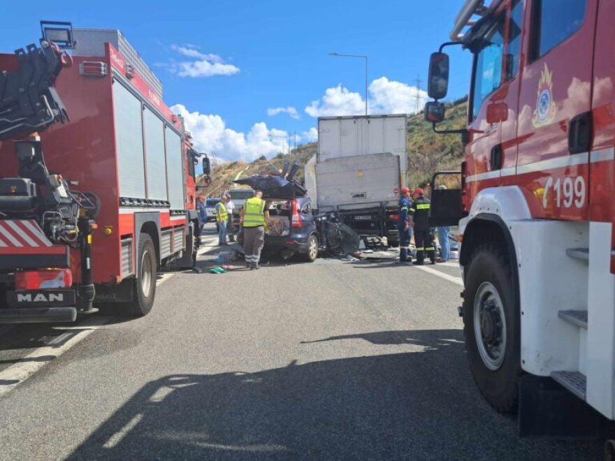 Τραγικό τροχαίο στην Πατρών - Κορίνθου: ΙΧ έπεσε σε σταθμευμένο φορτηγό, νεκροί οι δύο επιβαίνοντες 