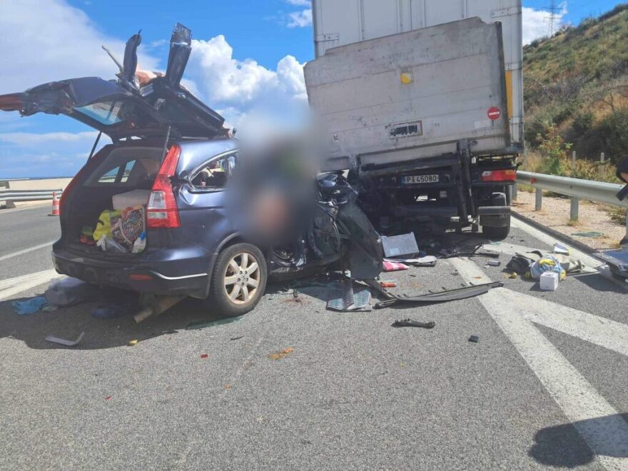 Τραγικό τροχαίο στην Πατρών - Κορίνθου: ΙΧ έπεσε σε σταθμευμένο φορτηγό, νεκροί οι δύο επιβαίνοντες 