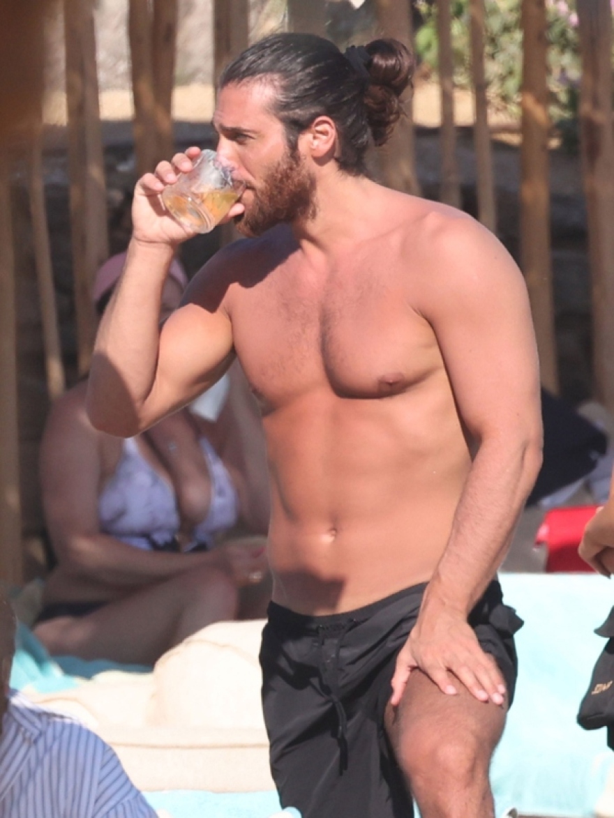 Τζαν Γιαμάν: Οι φωτογραφίες του Τούρκου πρωταγωνιστή από τη Μύκονο