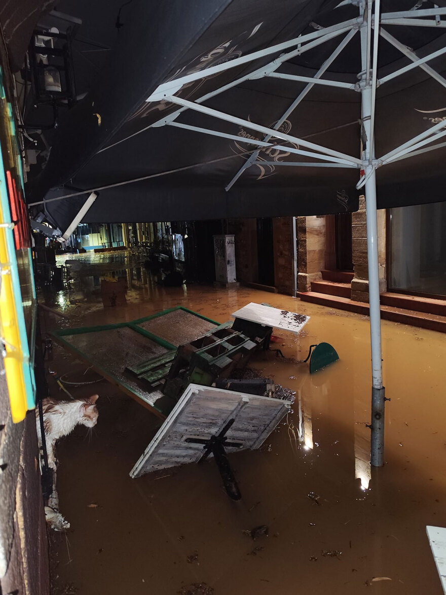 Σημαντικές καταστροφές από την κακοκαιρία στη Χίο - Ζημιές στο μαστίχι, πλημμύρισε η αίθουσα του αεροδρομίου