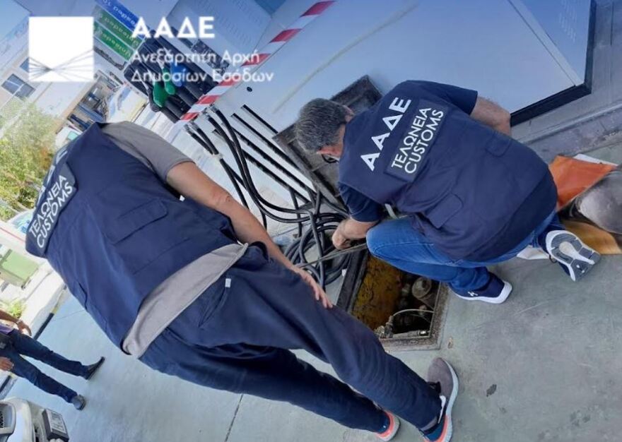 Αργυρούπολη: Ελεγκτές της ΑΑΔΕ σφράγισαν για δύο χρόνια πρατήριο - Είχε νοθευμένη βενζίνη κατά 85% 