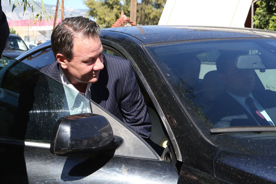 Απόστολος Λύτρας: Αποφυλακίστηκε ο ποινικολόγος - Στο πλευρό του η αδελφή του και οι κόρες του