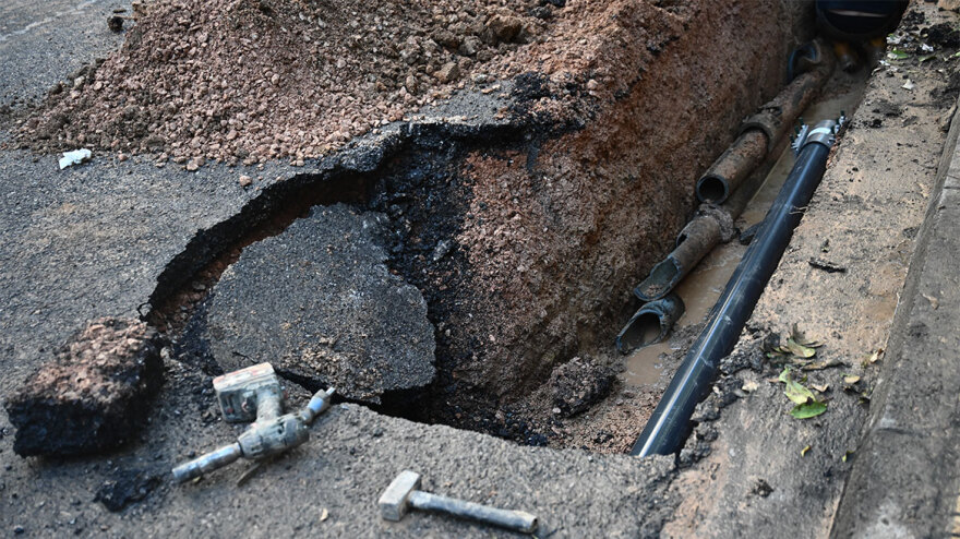 Σεπόλια: Καθίζηση οδοστρώματος λόγω θραύσης αγωγού της ΕΥΔΑΠ - Πού έχει διακοπεί η κυκλοφορία