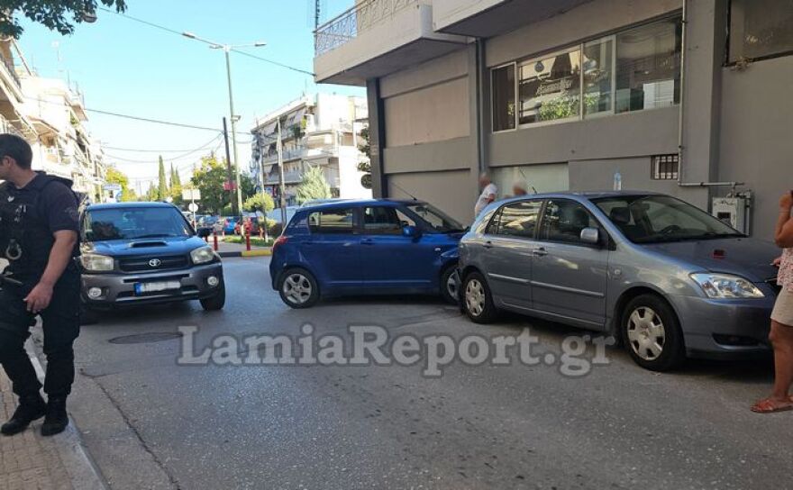 Τροχαίο στη Λαμία: Εμβόλισε όχημα που έχασε τον έλεγχο και έπεσε πάνω σε παρκαρισμένα ΙΧ