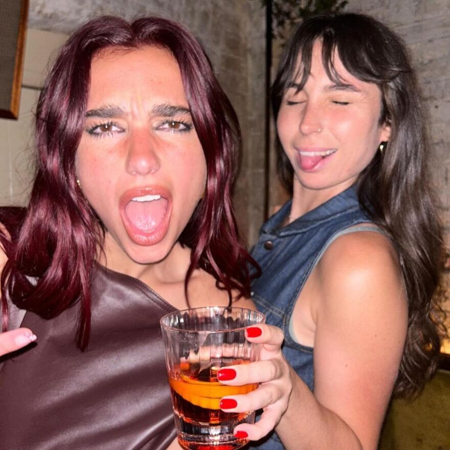 Ντούα Λίπα: Κάνει ηλιοθεραπεία τόπλες - Δείτε τη φωτογραφία