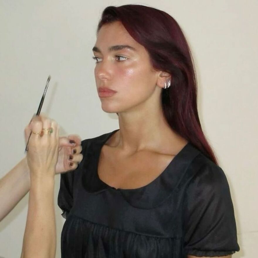 Ντούα Λίπα: Κάνει ηλιοθεραπεία τόπλες - Δείτε τη φωτογραφία