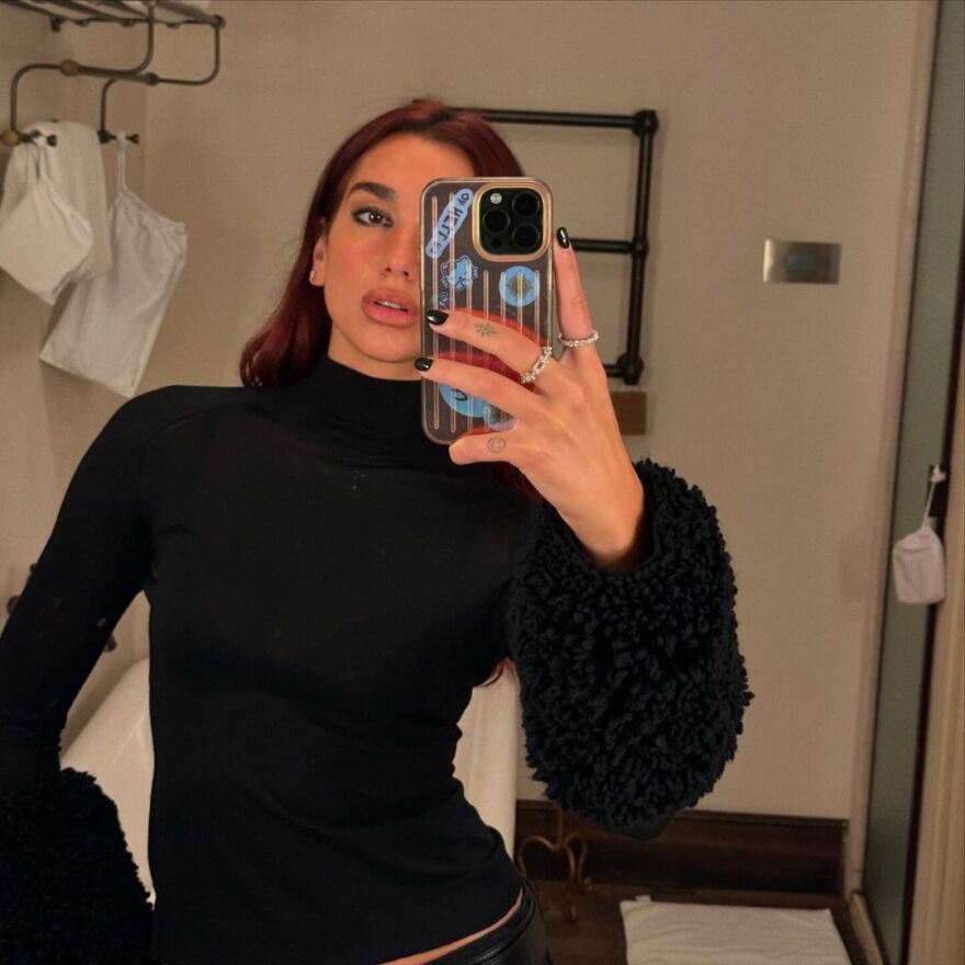 Ντούα Λίπα: Κάνει ηλιοθεραπεία τόπλες - Δείτε τη φωτογραφία