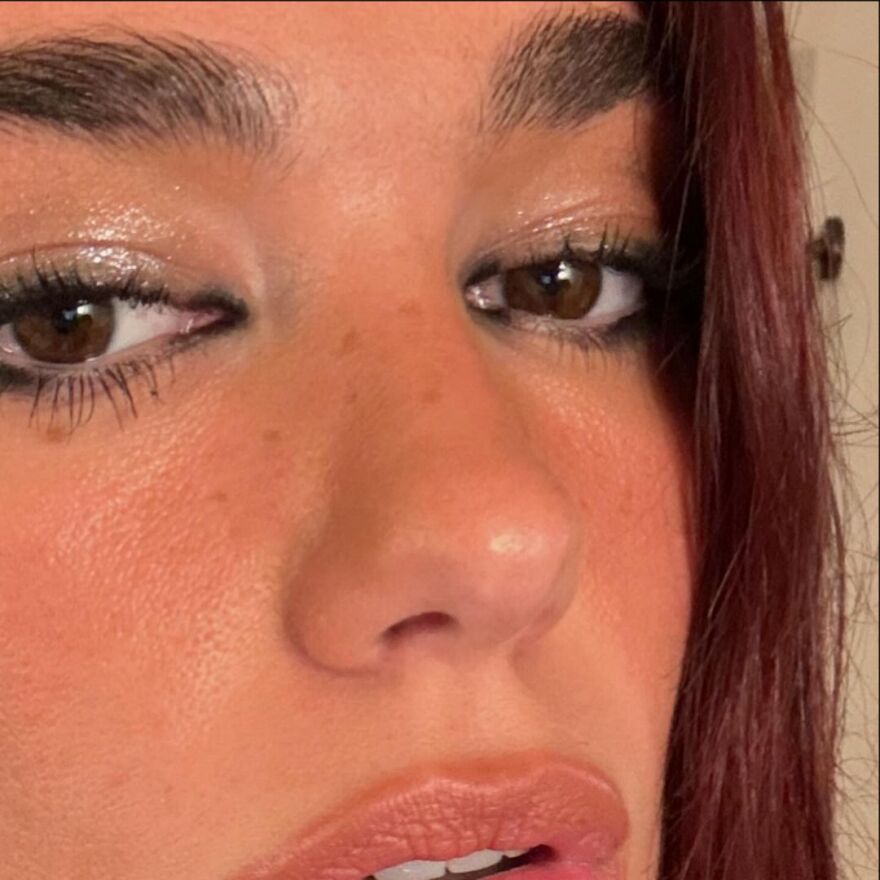 Ντούα Λίπα: Κάνει ηλιοθεραπεία τόπλες - Δείτε τη φωτογραφία