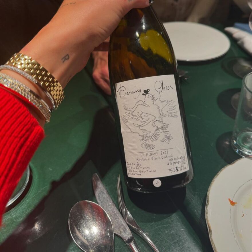 Ντούα Λίπα: Κάνει ηλιοθεραπεία τόπλες - Δείτε τη φωτογραφία