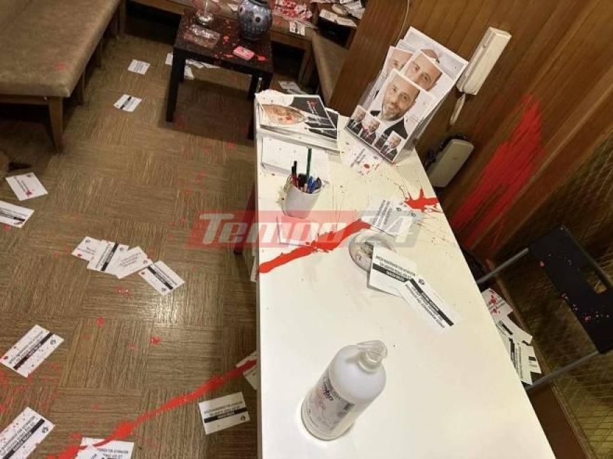 Ιάσων Φωτήλας: Επίθεση με μπογιές στο γραφείο του υφυπουργού Πολιτισμού στην Πάτρα, δείτε φωτογραφίες