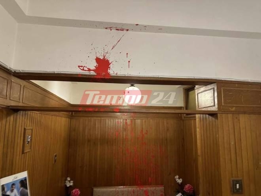 Ιάσων Φωτήλας: Επίθεση με μπογιές στο γραφείο του υφυπουργού Πολιτισμού στην Πάτρα, δείτε φωτογραφίες