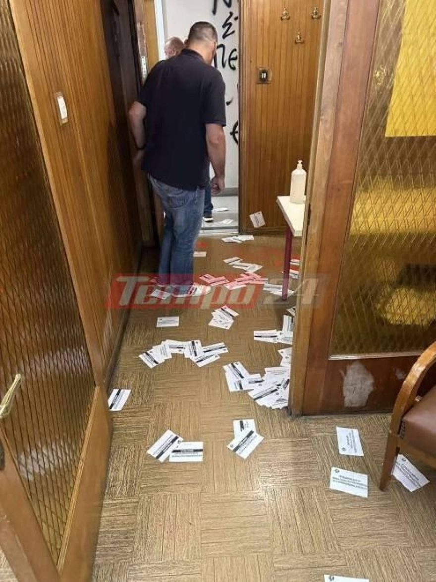 Ιάσων Φωτήλας: Επίθεση με μπογιές στο γραφείο του υφυπουργού Πολιτισμού στην Πάτρα, δείτε φωτογραφίες