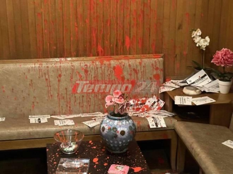 Ιάσων Φωτήλας: Επίθεση με μπογιές στο γραφείο του υφυπουργού Πολιτισμού στην Πάτρα, δείτε φωτογραφίες