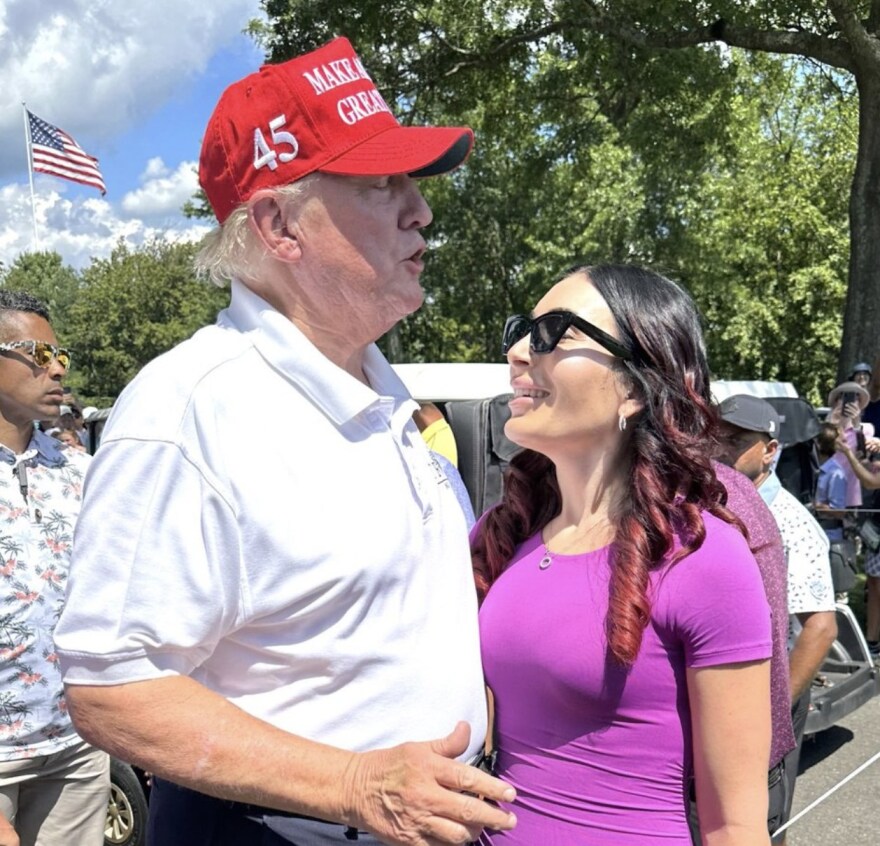 Λόρα Λούμερ: Ποια είναι η «βασίλισσα» της συνωμοσιολογίας στην οποία... υποκλίνεται ο Τραμπ