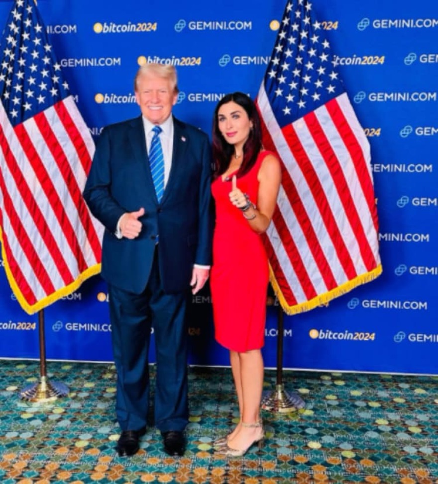 Λόρα Λούμερ: Ποια είναι η «βασίλισσα» της συνωμοσιολογίας στην οποία... υποκλίνεται ο Τραμπ