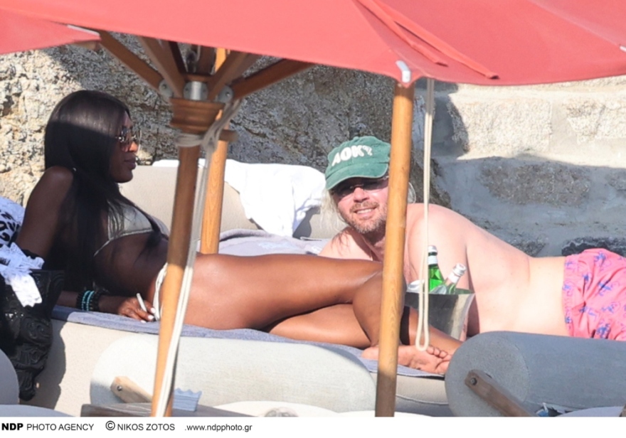 Ναόμι Κάμπελ: Δεν κρύβει τη σχέση της με dj στις νέες φωτογραφίες της από τη Μύκονο