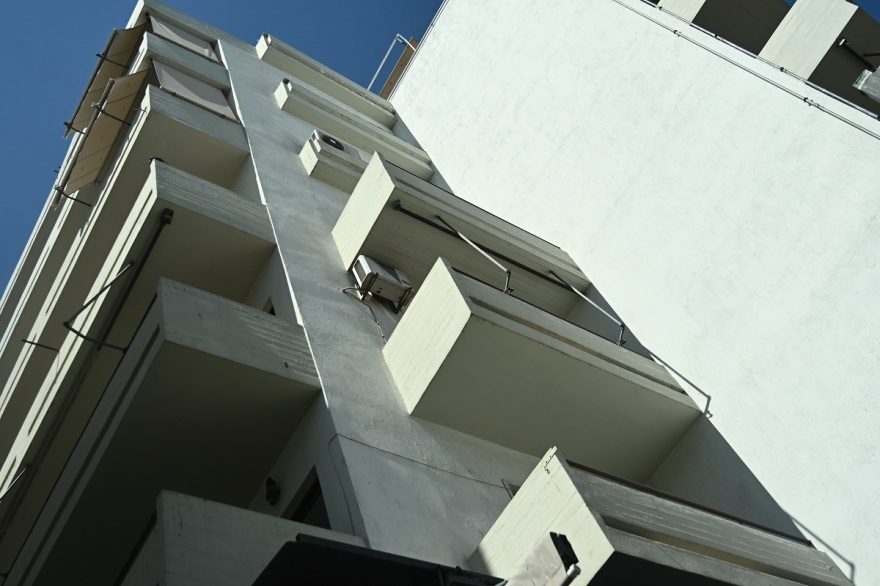 Άνδρας βρέθηκε νεκρός από μαχαιρώματα μέσα στο σπίτι του στη Νέα Σμύρνη