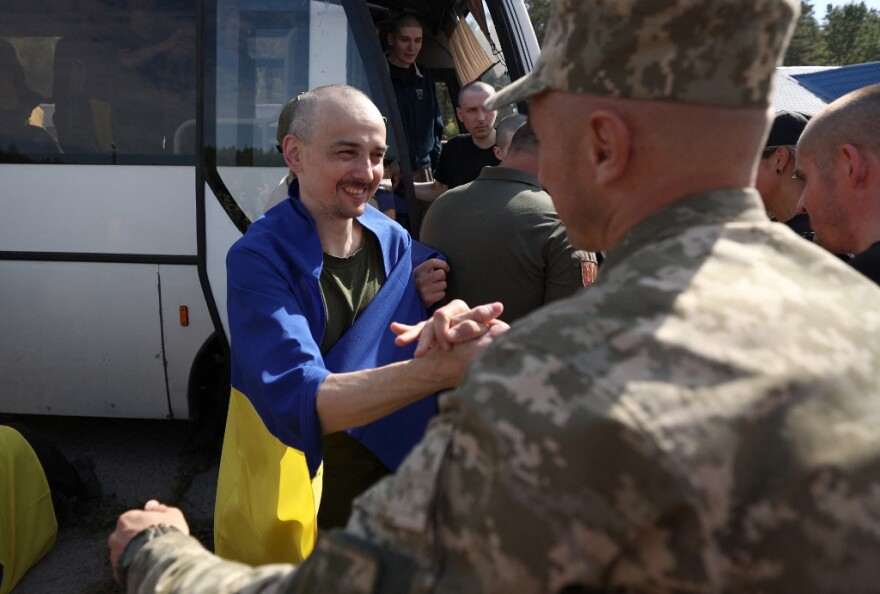 Πόλεμος στην Ουκρανία: Μαζική ανταλλαγή αιχμαλώτων με τη Ρωσία - Πάνω από 200 στρατιώτες απελευθερώθηκαν