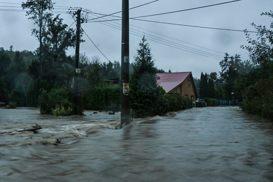 Κακοκαιρία: Ακραίες βροχοπτώσεις σαρώνουν την Ευρώπη - 4 νεκροί στη Ρουμανία, φόβοι για αύξηση του τραγικού απολογισμού