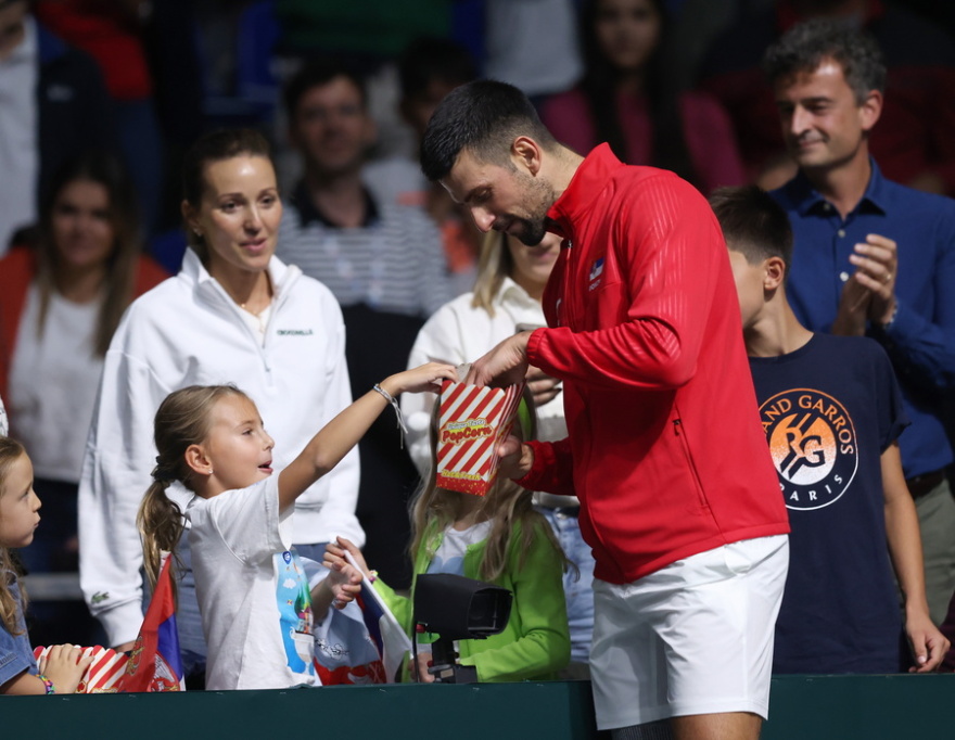 Davis Cup: Η Σερβία 2-0 την Ελλάδα, περίπατος του Τζόκοβιτς κόντρα στον Ξυλά - Κέρδισε γκέιμ και αποθεώθηκε ο Έλληνας - Βίντεο 