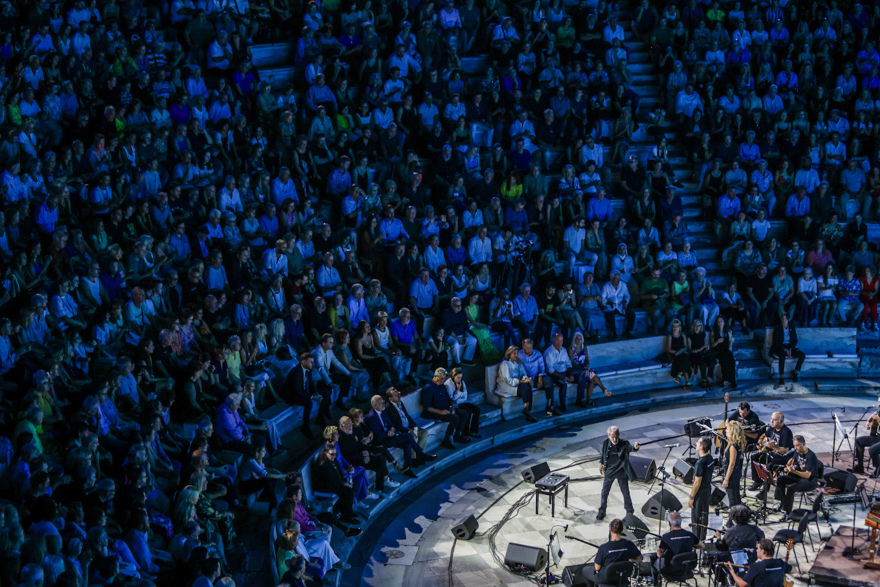 Ο Σταύρος Ξαρχάκος παρουσίασε το «Ρεμπέτικο» στο Ηρώδειο και αποθεώθηκε - Δείτε φωτογραφίες