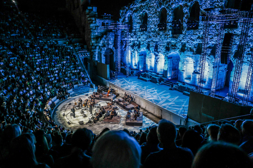 Ο Σταύρος Ξαρχάκος παρουσίασε το «Ρεμπέτικο» στο Ηρώδειο και αποθεώθηκε - Δείτε φωτογραφίες