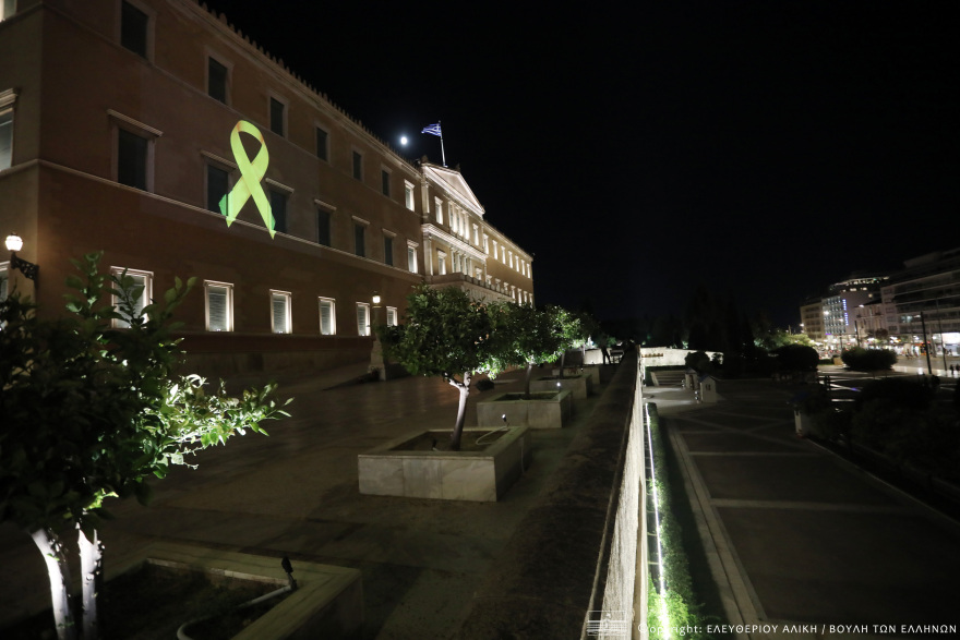 Mε το σύμβολο της μάχης κατά του καρκίνου σε παιδιά και εφήβους φωταγωγήθηκε η Βουλή