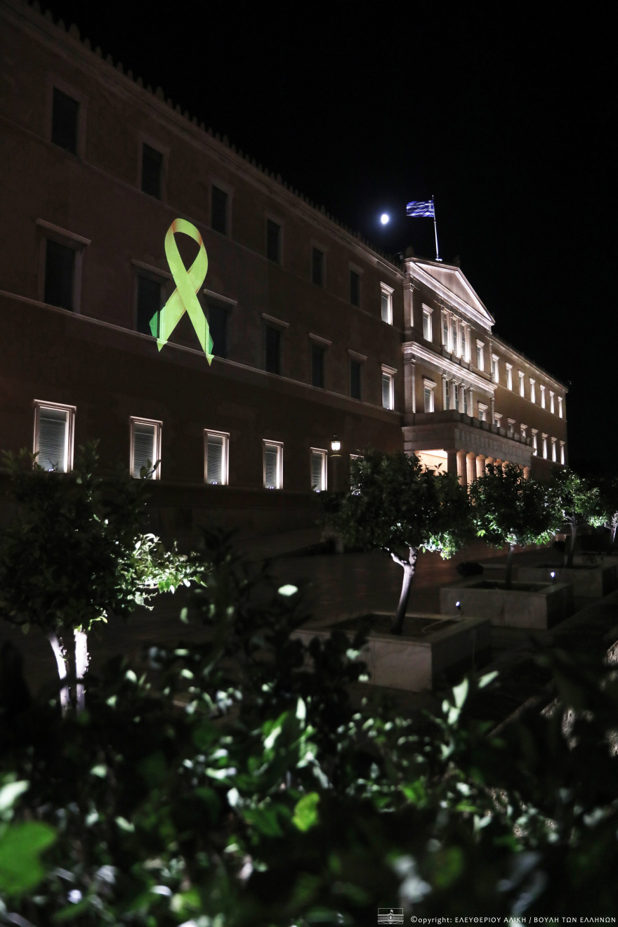 Mε το σύμβολο της μάχης κατά του καρκίνου σε παιδιά και εφήβους φωταγωγήθηκε η Βουλή