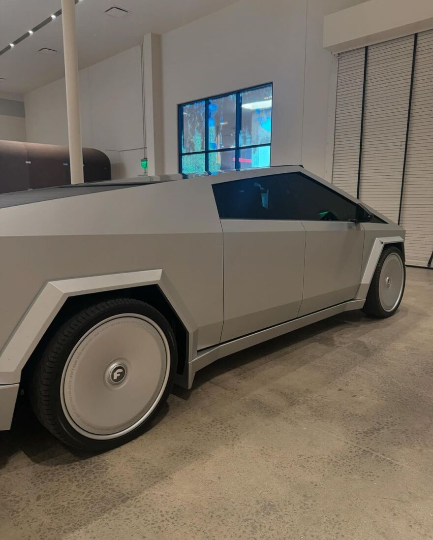 Κιμ Καρντάσιαν: Ποζάρει με βαθύ ντεκολτέ στο Instagram