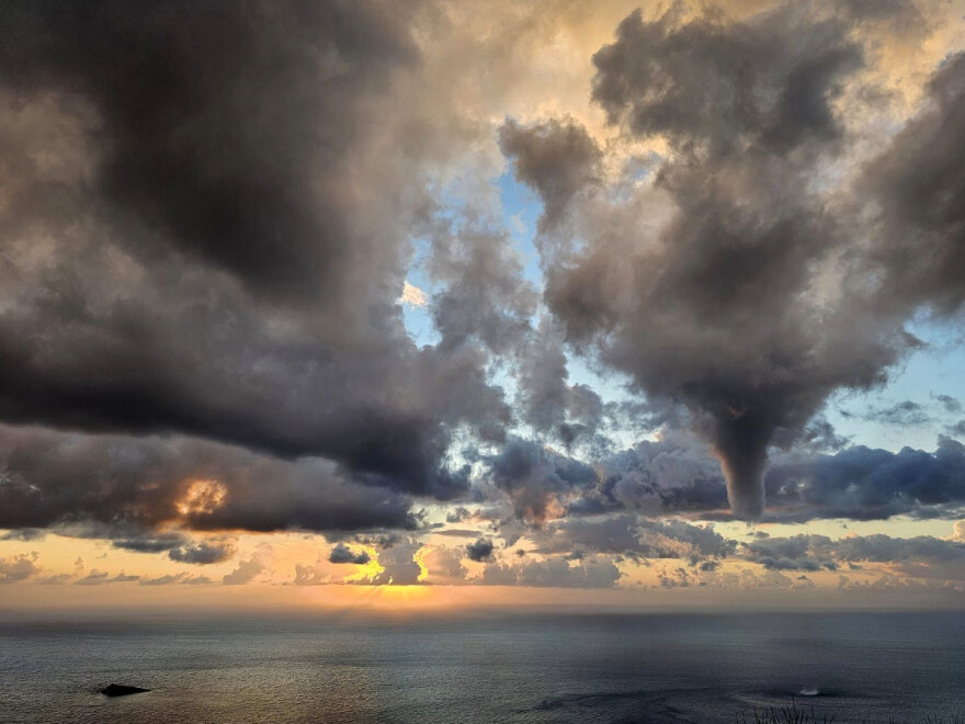 Εντυπωσιακός υδροστρόβιλος σε παραλία στη Λευκάδα - Δείτε βίντεο