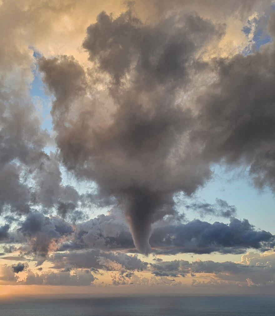 Εντυπωσιακός υδροστρόβιλος σε παραλία στη Λευκάδα - Δείτε βίντεο