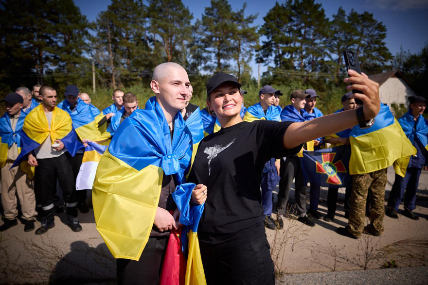Πόλεμος στην Ουκρανία: Μαζική ανταλλαγή αιχμαλώτων με τη Ρωσία - Πάνω από 200 στρατιώτες απελευθερώθηκαν