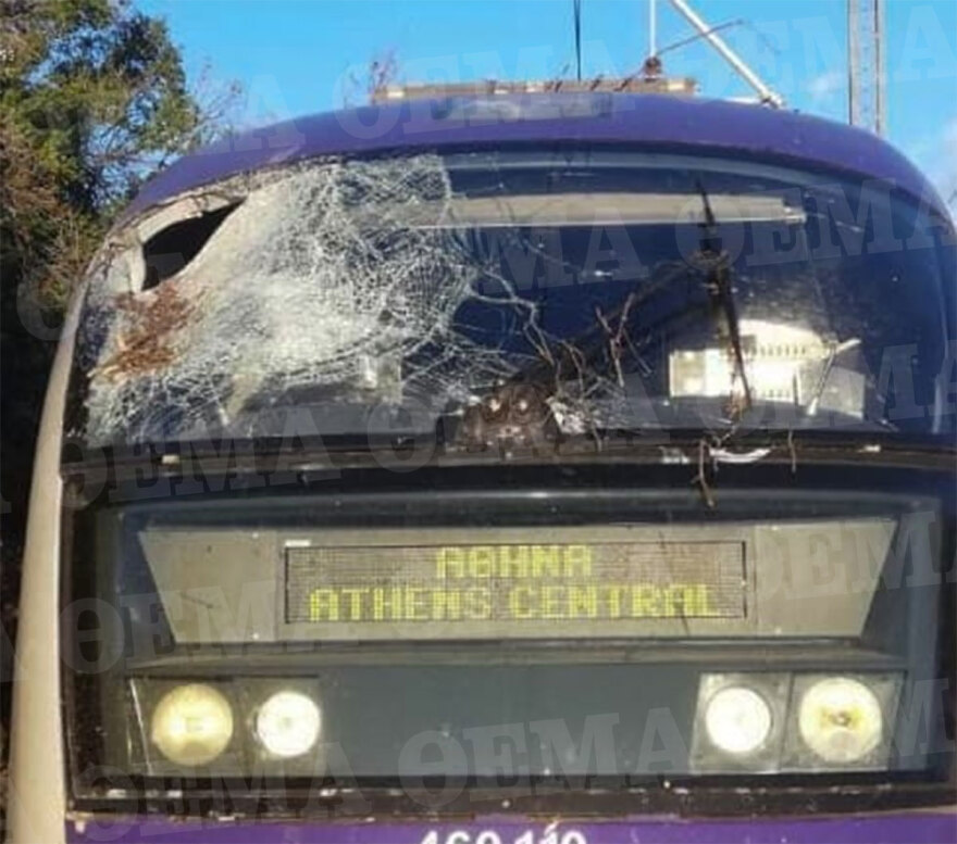 Το δέντρο μπήκε στην καμπίνα του μηχανοδηγού - Δείτε φωτογραφίες από το ατύχημα με τρένο στις Αφίδνες
