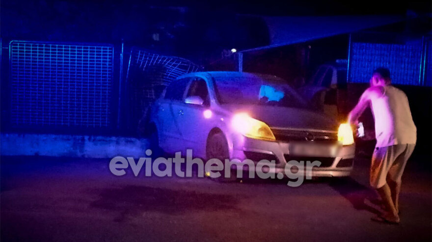 Tροχαίο στη Χαλκίδα - Aυτοκίνητo «καρφώθηκε» σε μάντρα, σοβαρά τραυματισμένος ο οδηγός