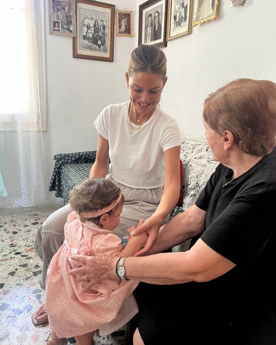 Μαρία Μενούνος: Βρίσκεται στην Ελλάδα - Επισκέφτηκε με την κόρη της το χωριό της, τον Άκοβο