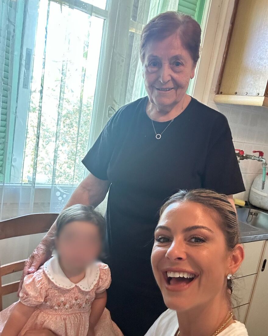 Μαρία Μενούνος: Βρίσκεται στην Ελλάδα - Επισκέφτηκε με την κόρη της το χωριό της, τον Άκοβο