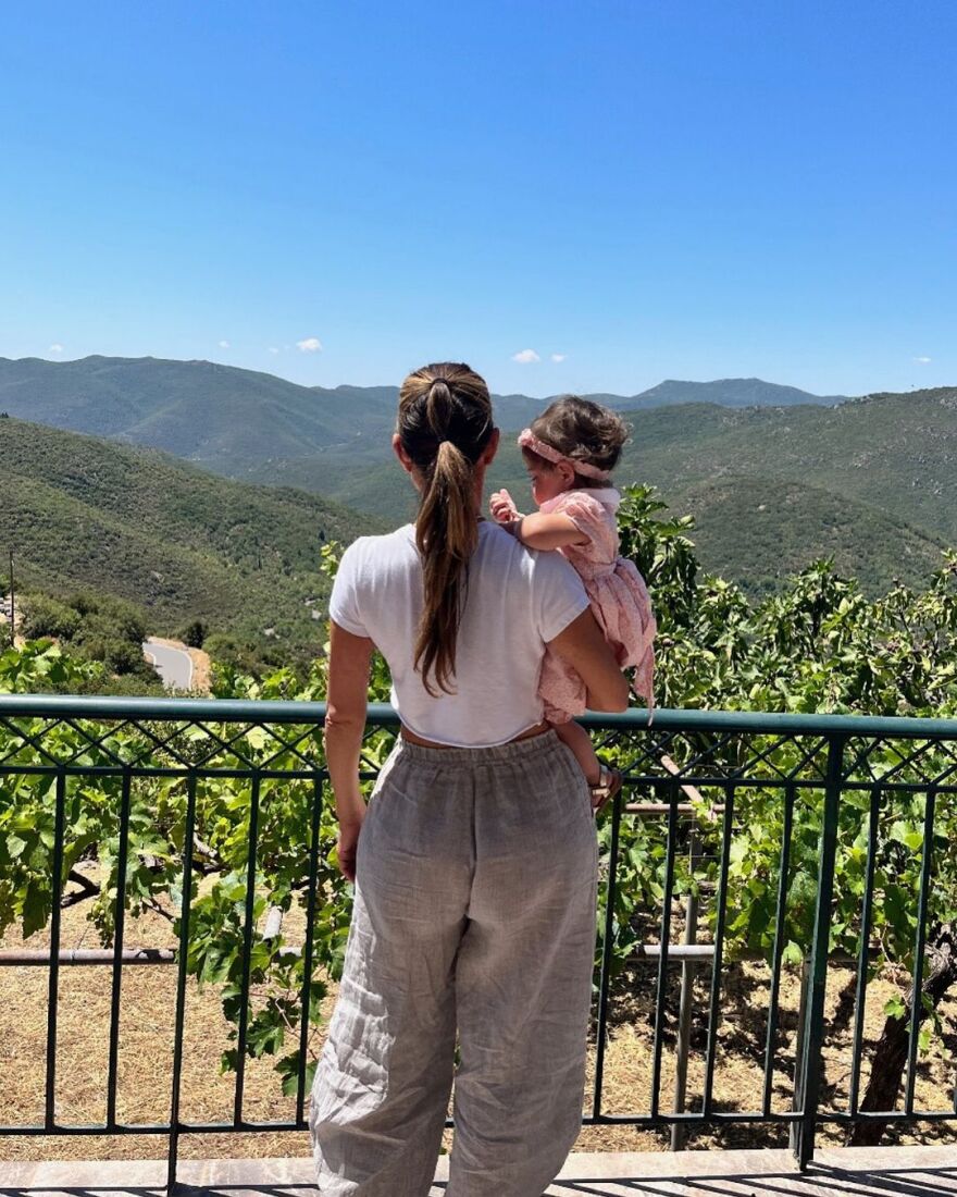 Μαρία Μενούνος: Βρίσκεται στην Ελλάδα - Επισκέφτηκε με την κόρη της το χωριό της, τον Άκοβο