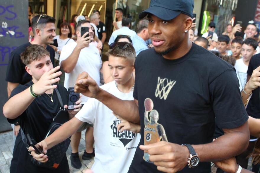 Συνωστισμός για ένα αυτόγραφο από τον Αντετοκούνμπο στην Ερμού - Δείτε βίντεο και φωτογραφίες 