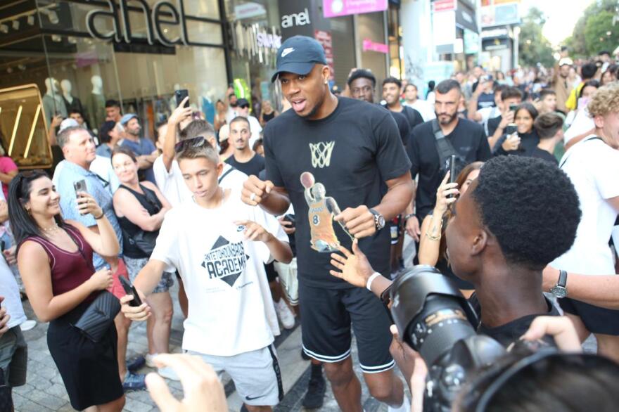 Συνωστισμός για ένα αυτόγραφο από τον Αντετοκούνμπο στην Ερμού - Δείτε βίντεο και φωτογραφίες 