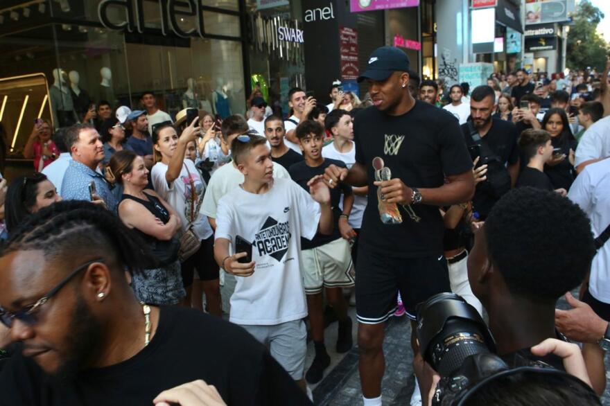 Συνωστισμός για ένα αυτόγραφο από τον Αντετοκούνμπο στην Ερμού - Δείτε βίντεο και φωτογραφίες 