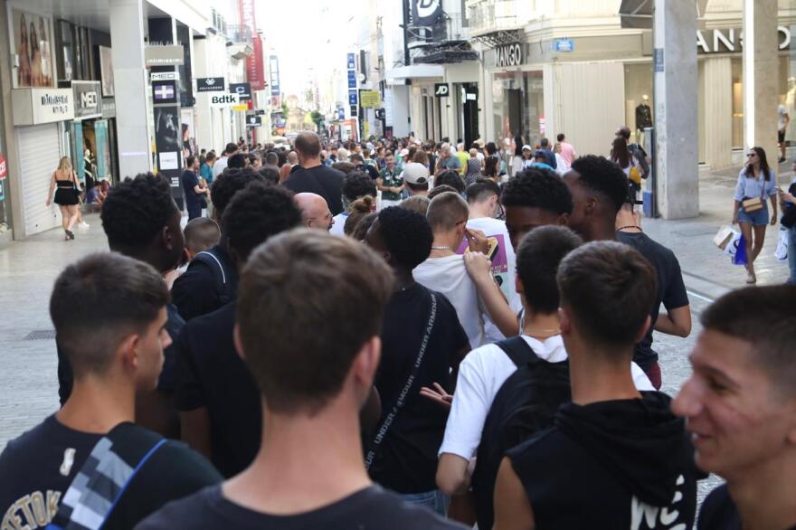 Συνωστισμός για ένα αυτόγραφο από τον Αντετοκούνμπο στην Ερμού - Δείτε βίντεο και φωτογραφίες 